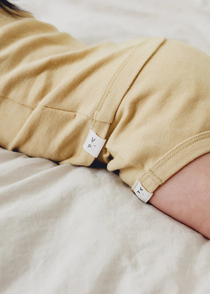 Bébé avec Culotte pour bébé en coton jaune pâle