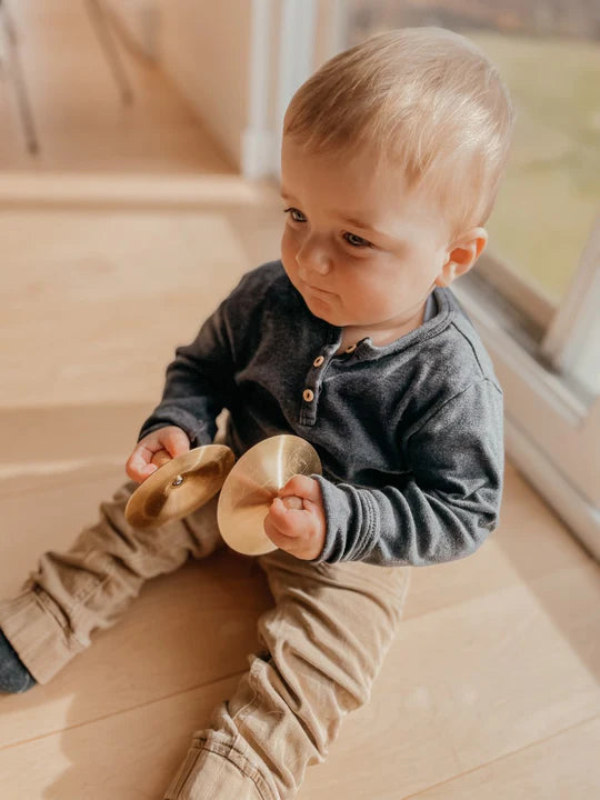 Enfants qui joue de Cymbales Mini Maestro