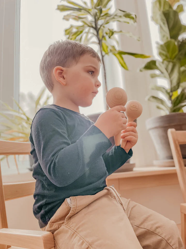 Enfant qui joue un Duo de maracas en bois