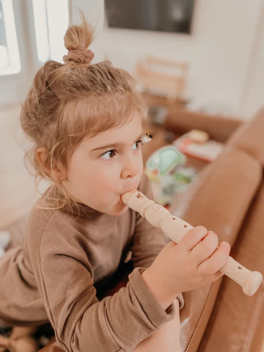 Enfant qui joue une Mini Maestro Flûte à bec en bois