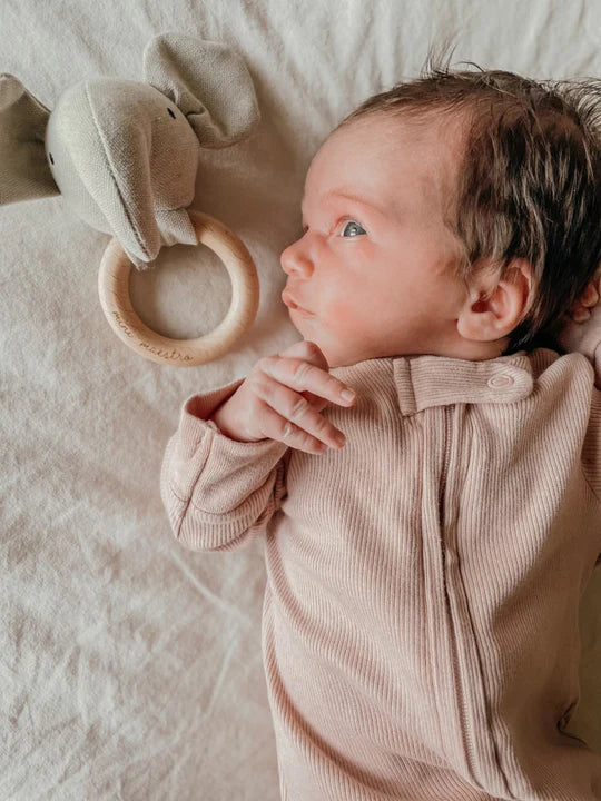Bébé avec Bébé avec Mini Maestro Hochet éléphant en bois et tissu lin gris