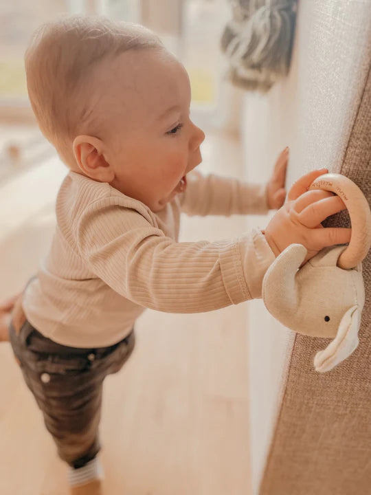 Bébé avec Mini Maestro Hochet éléphant en bois et tissu lin gris
