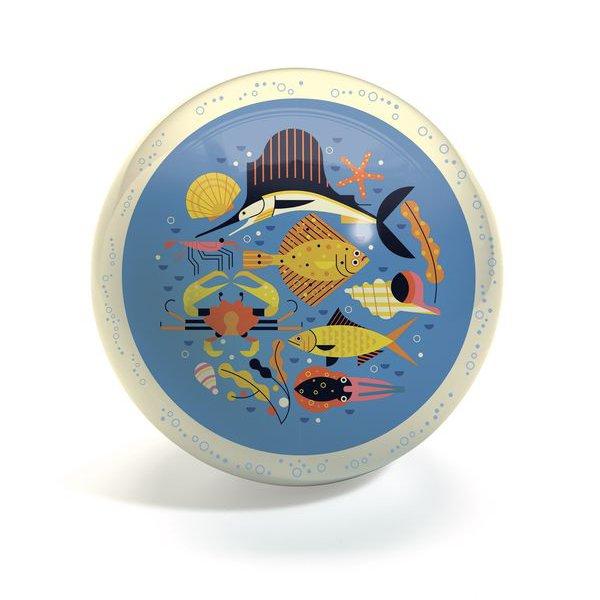 djeco plastic ball with ocean creatures print and blue background ballon avec des créatures marines