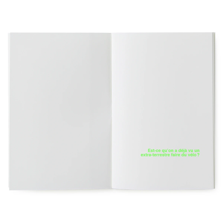 superéditions livre à illustrer que font les extraterrestres quand ils sont en vacances