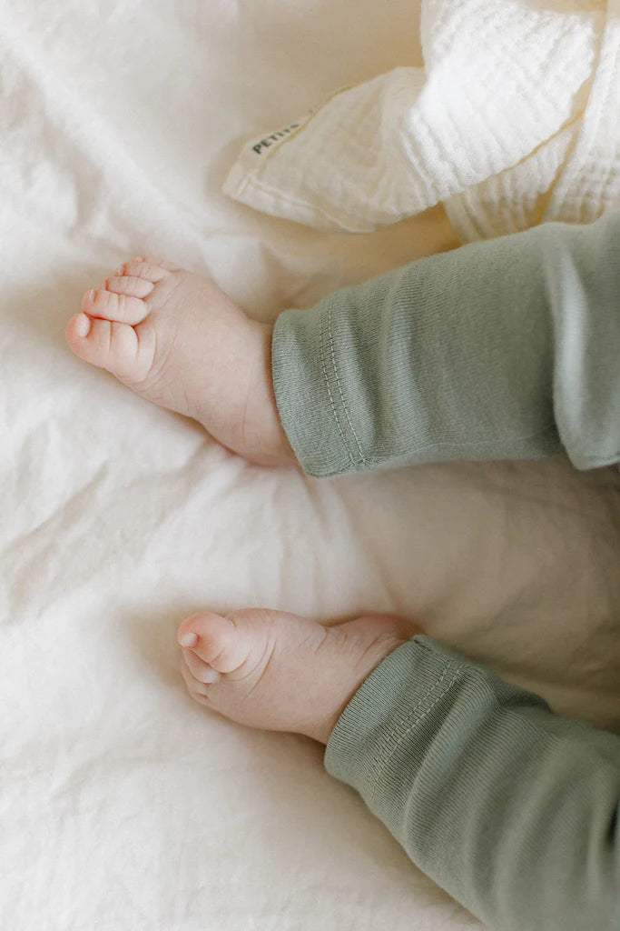 Jambes de bébé avec Legging en coton vert