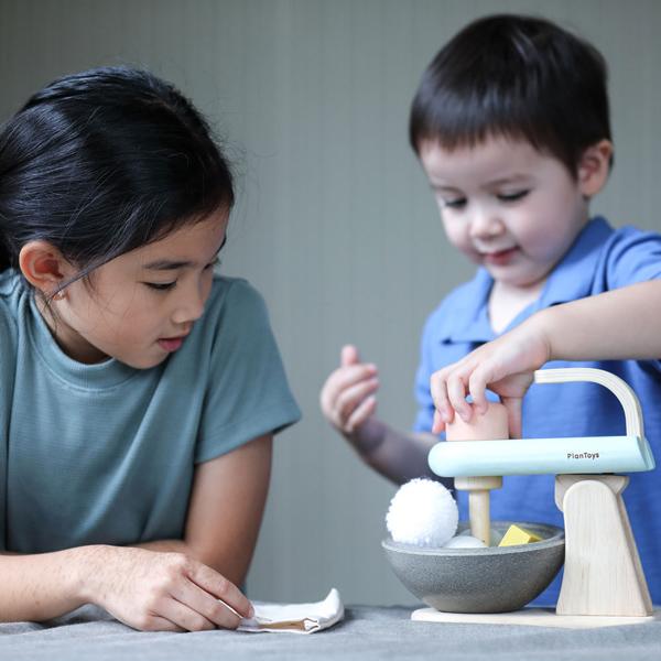 plan toys stand mixer set kid de pâtissier 3624