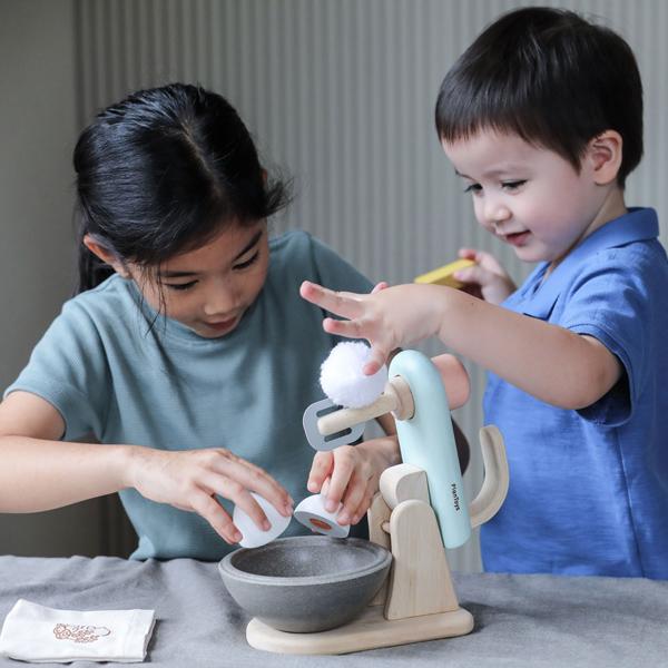 plan toys stand mixer set kid de pâtissier 3624