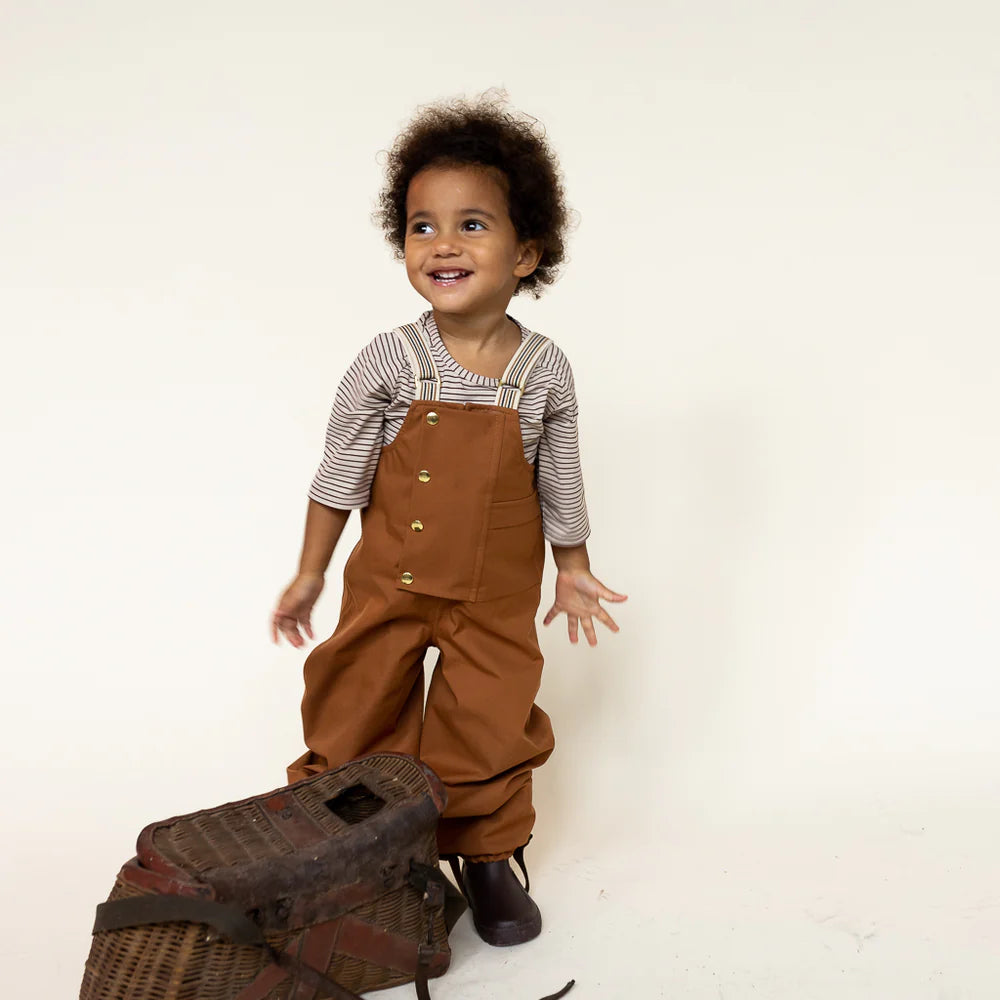 Enfant avec Salopette de pluie 