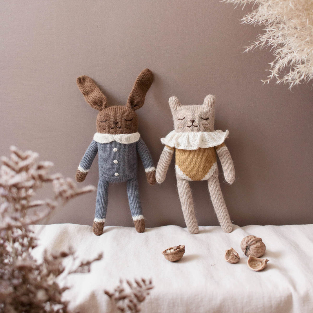 main sauvage petit chat en tricot maillot ocre kitten soft toy ochre bodysuit