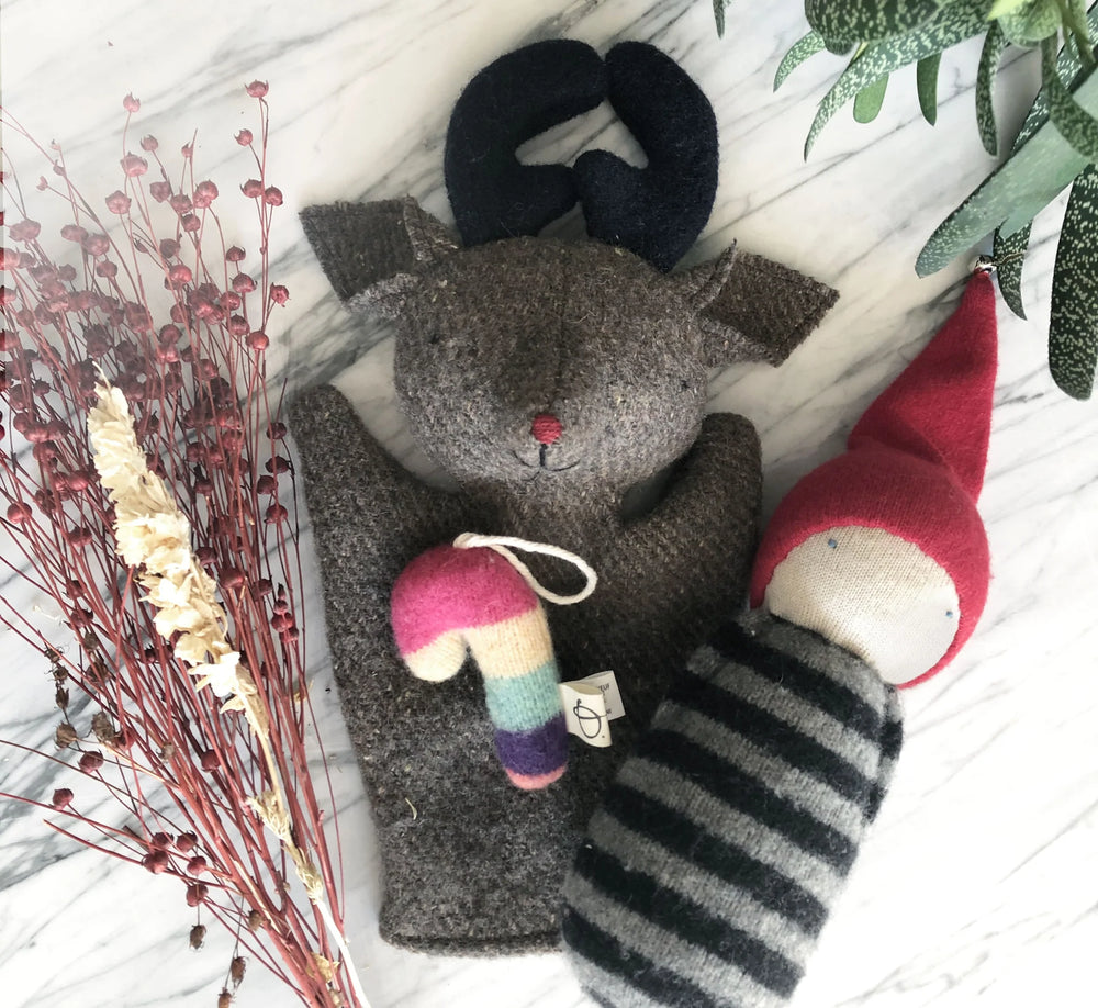 Petits ornements en forme de canne en bonbon en laine réutilisée avec lutin et marionnette
