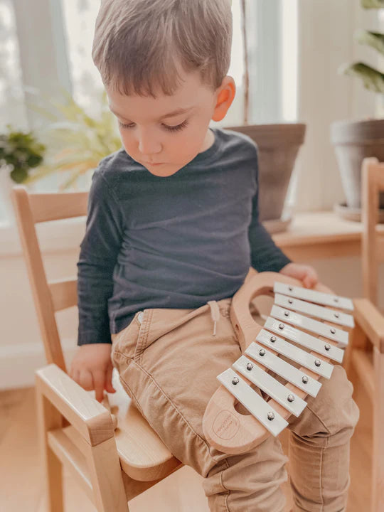 Enfant avec Mini Maestro Métallophone en bois