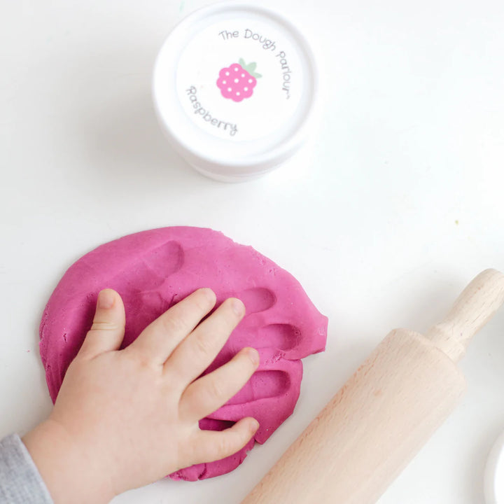 Enfant qui joue avec The Dough Parlour Pâte à modeler  Framboise