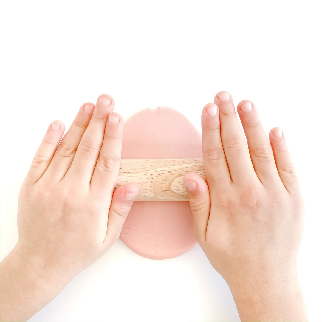 Mains d'enfant avec The Dough Parlour  Pâte à modeler Gomme Balloune