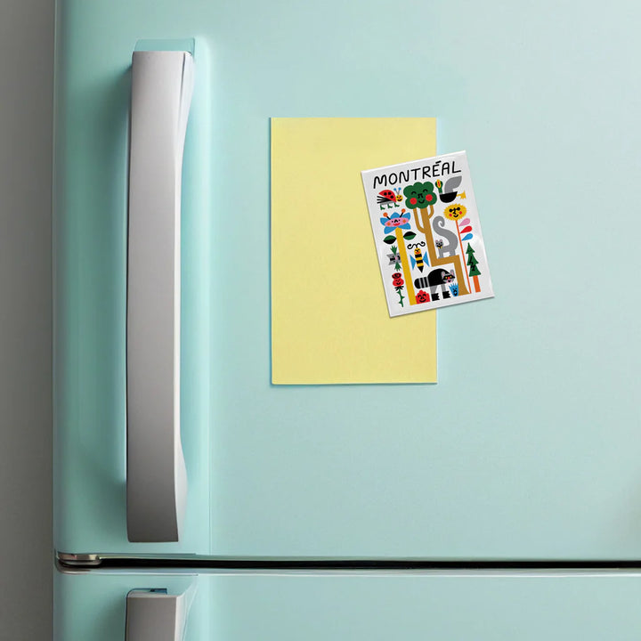 Aimant avec des illustrations de la faune et la flore de Montréal sur un frigo 