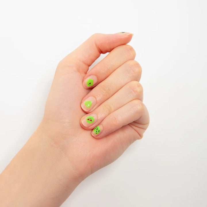 Main avec Autocollants pour les ongles fluorescents 