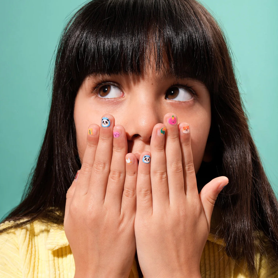 Fille avec Autocollants pour les ongles OMY avec des motifs animaux rigolos 