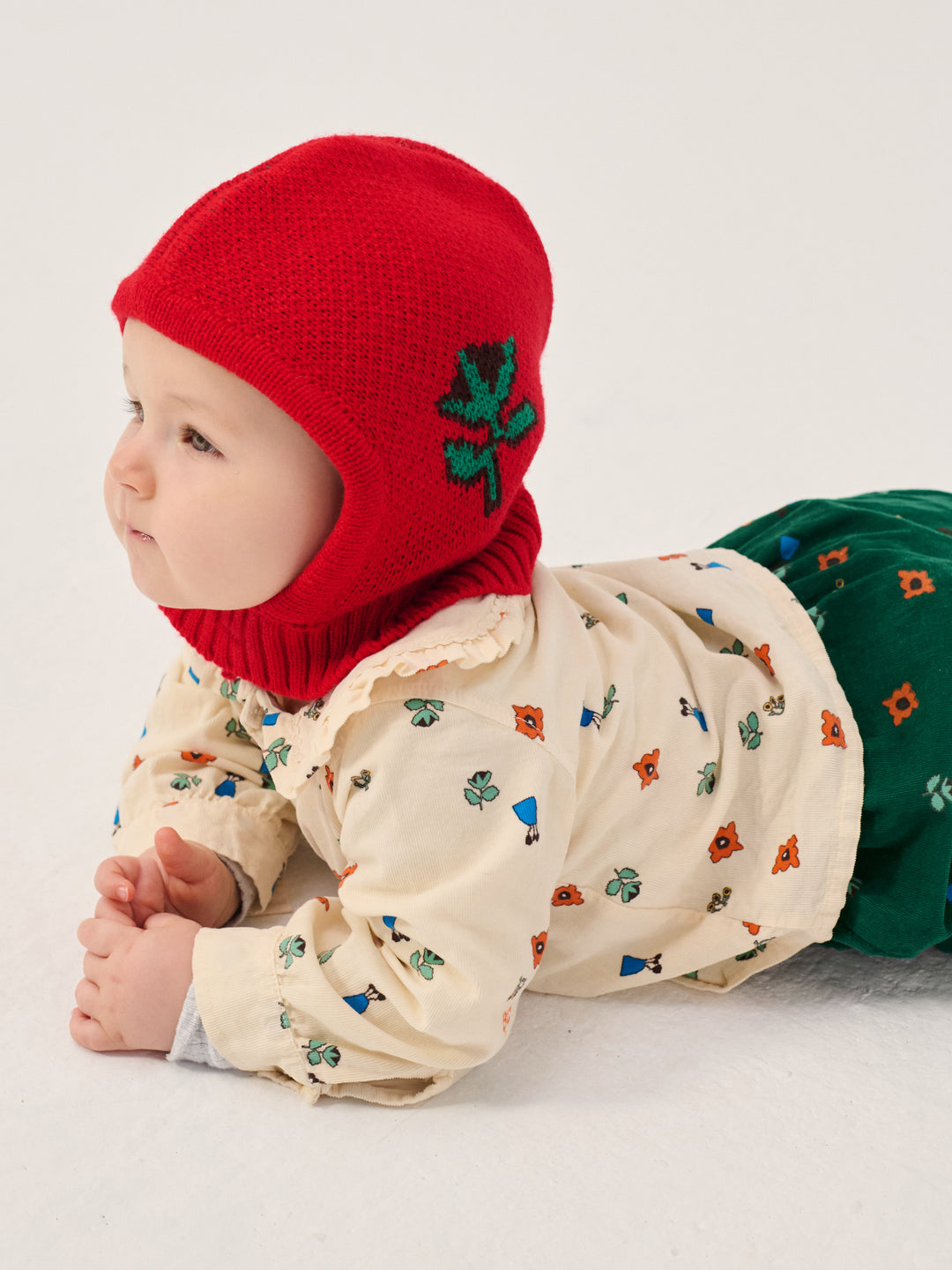 Bébé avec Balaclava Bobo Choses tricotée en acrylique rouge avec fleur verte