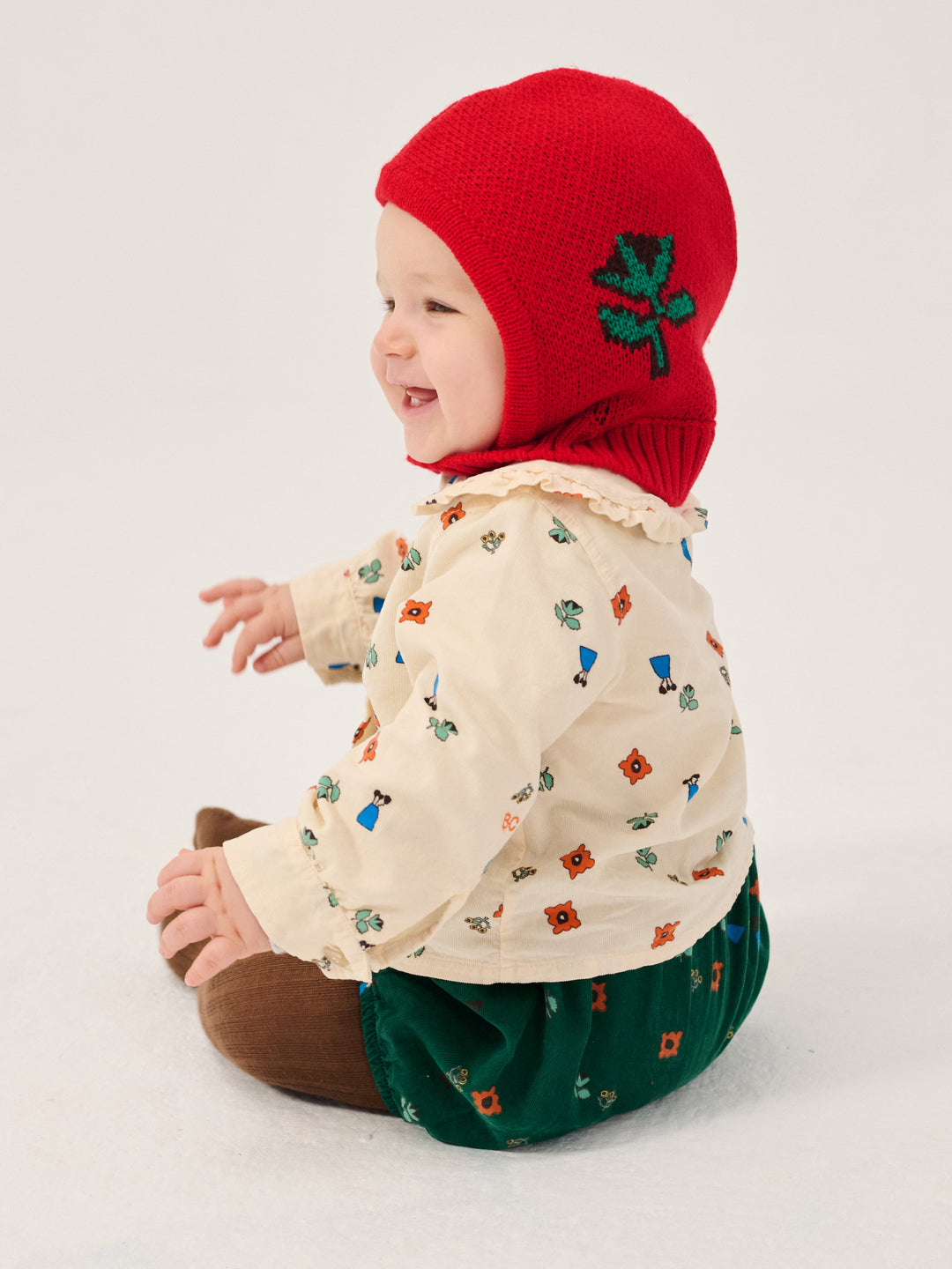 Bébé avec Balaclava Bobo Choses tricotée en acrylique rouge avec fleur verte