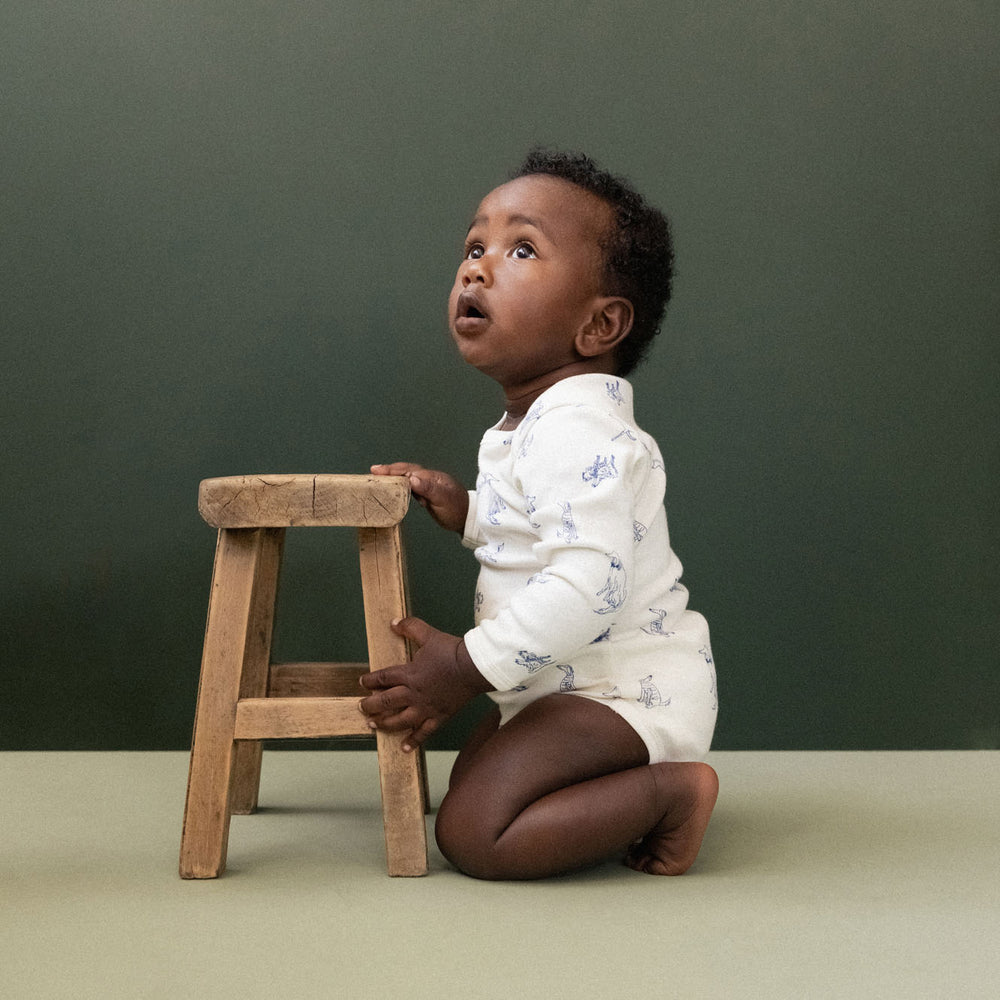 Bébé avec Body manches longues en coton blanc avec imprimé chiens bleus
