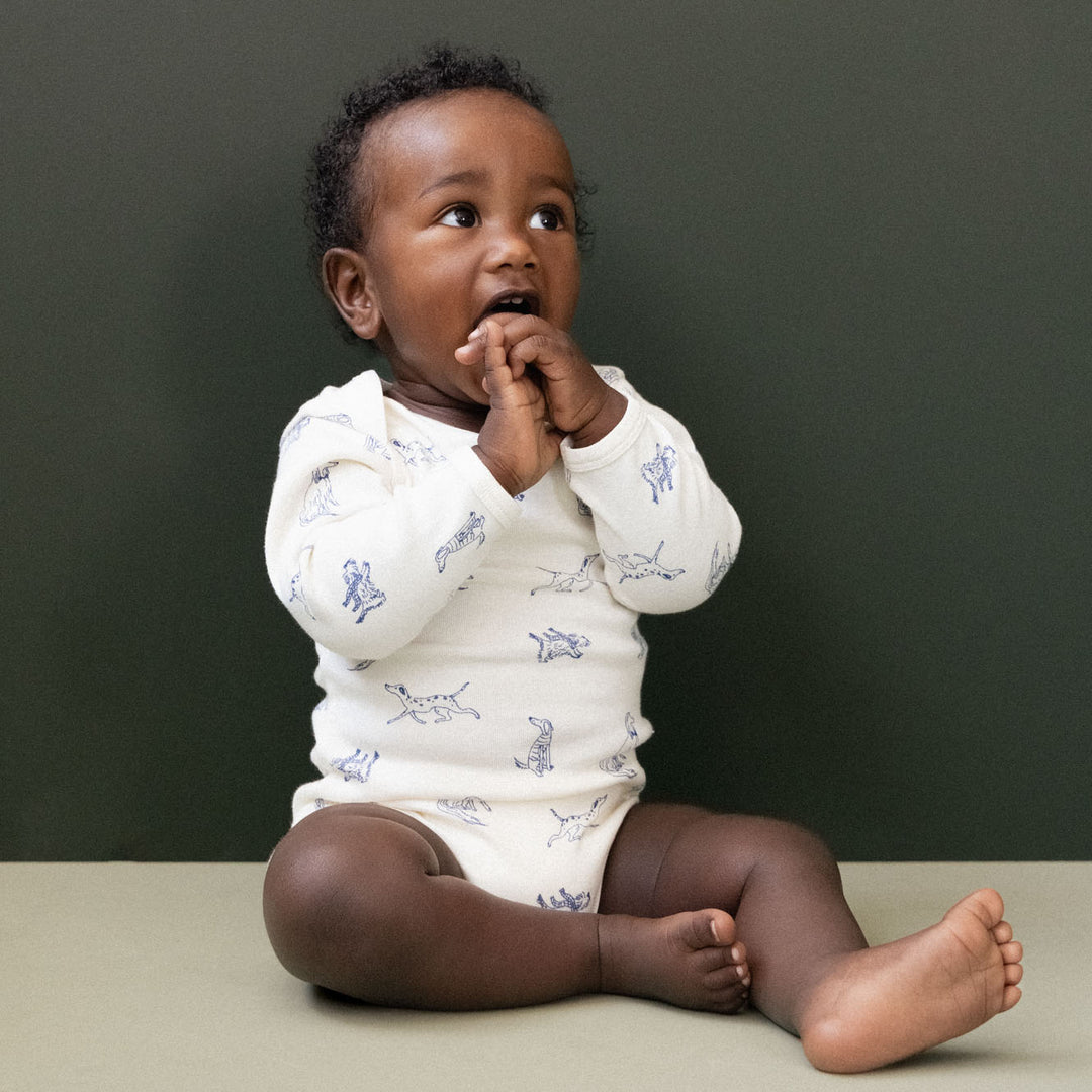 Bébé avec Body manches longues en coton blanc avec imprimé chiens bleus