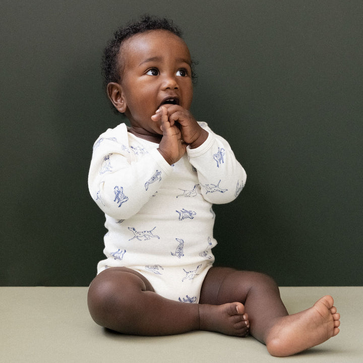 Bébé avec Body manches longues en coton blanc avec imprimé chiens bleus