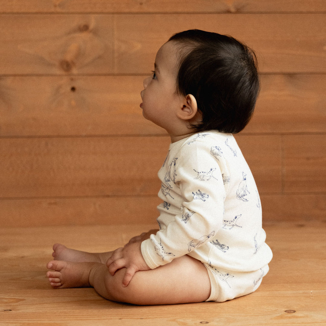 Bébé avec Body manches longues en coton blanc avec imprimé chiens bleus