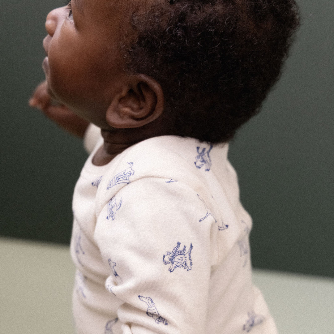 Bébé avec Body manches longues en coton blanc avec imprimé chiens bleus