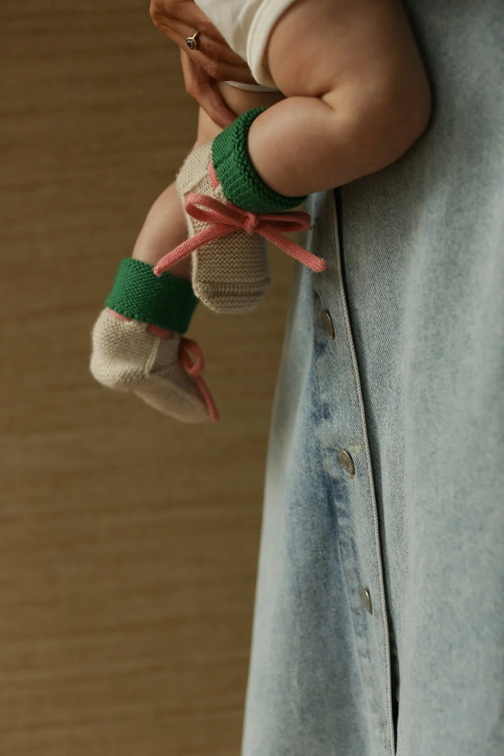 Bébé avec Chaussons de laine de mérinos Crème, Herbe et rose
