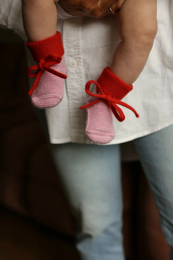 Bébé avec Chaussons en de laine de mérinos Rose et Rouge