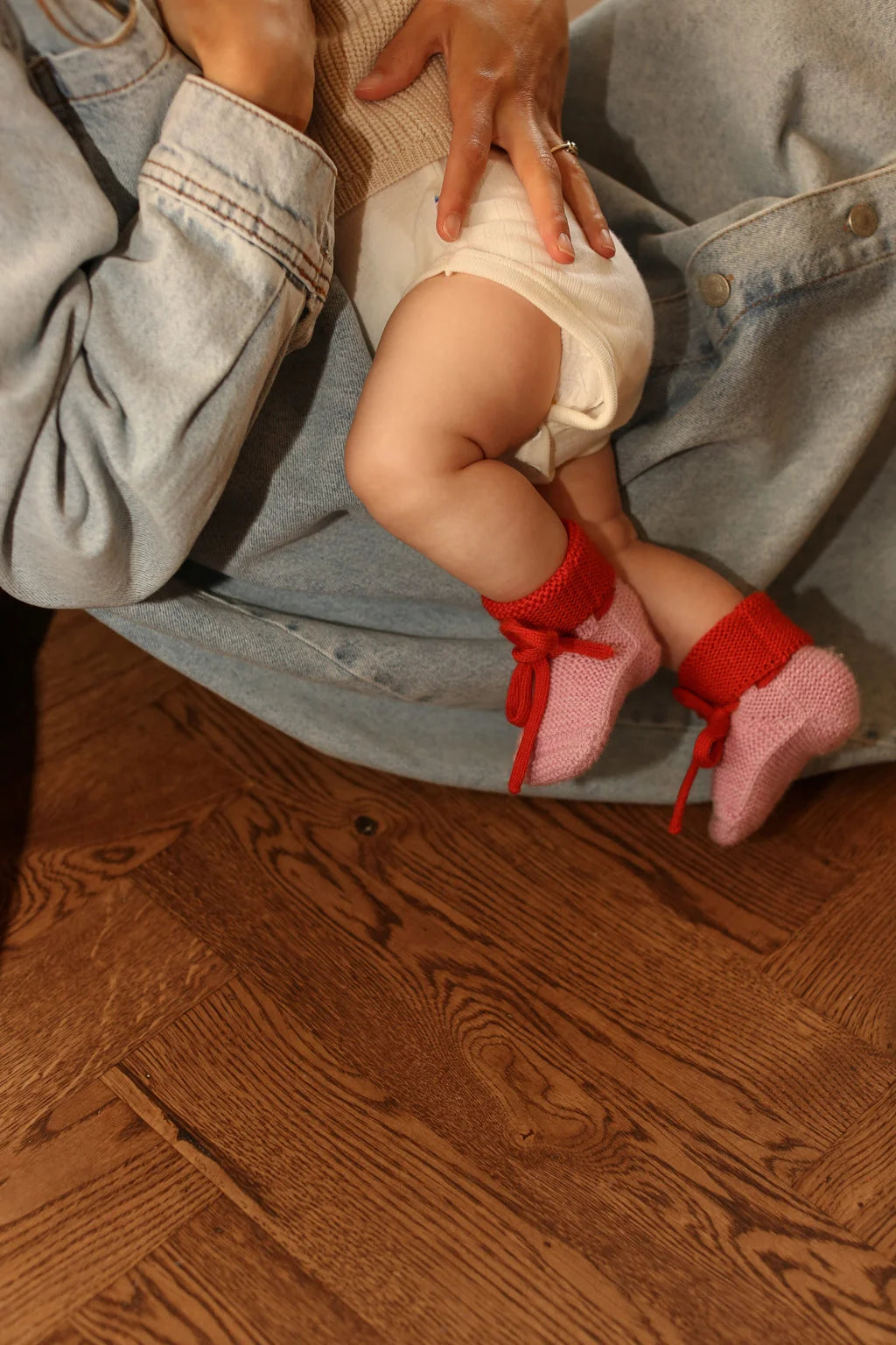 Bébé avec Chaussons en de laine de mérinos Rose et Rouge