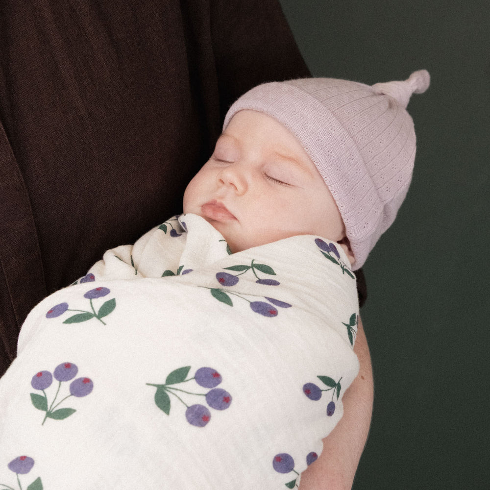 Bébé avec Couverture en mousseline naturel avec imprimé baies d’hiver