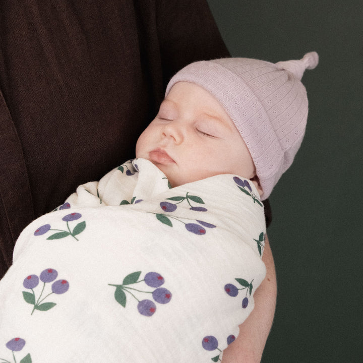 Bébé avec Couverture en mousseline naturel avec imprimé baies d’hiver