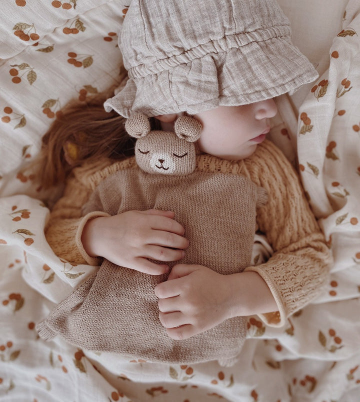 Bébé avec Doudou ourson plat tricoté Main sauvage en laine sable