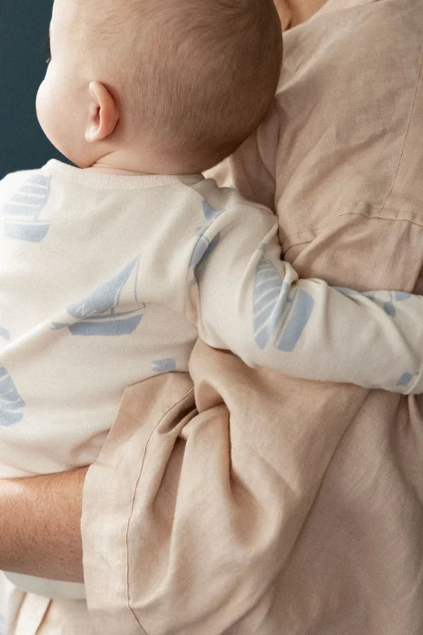 Bébé avec Pyjama à pattes Nature Baby en coton blanc avec imprimé voiliers bleus