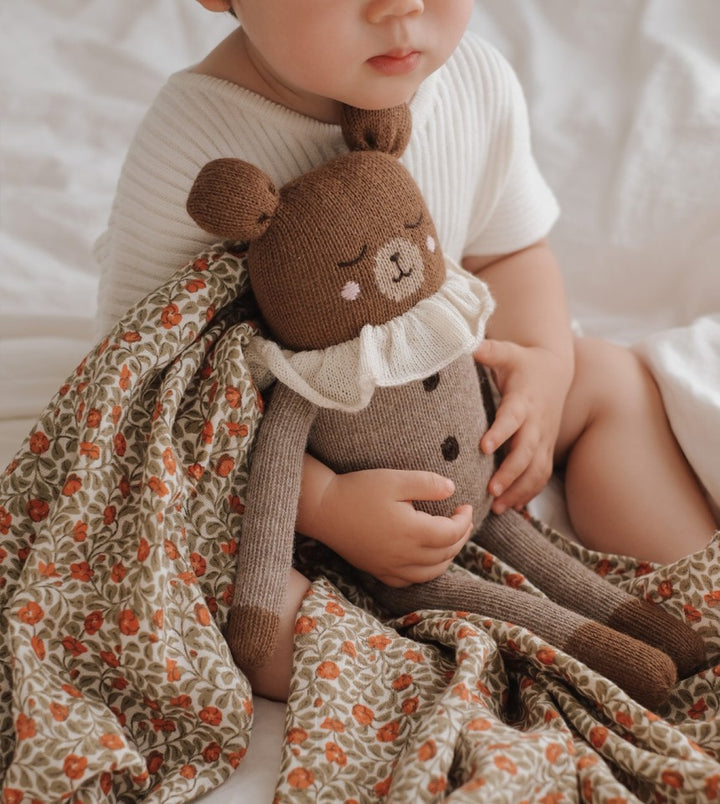 Bébé avec ourson et Couverture d'emmaillotage en mousseline  imprimé Quincy tree