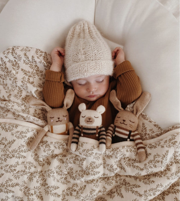 Bébé avec toutous et Couverture d'emmaillotage en mousseline avec imprimé feuilles de laurier