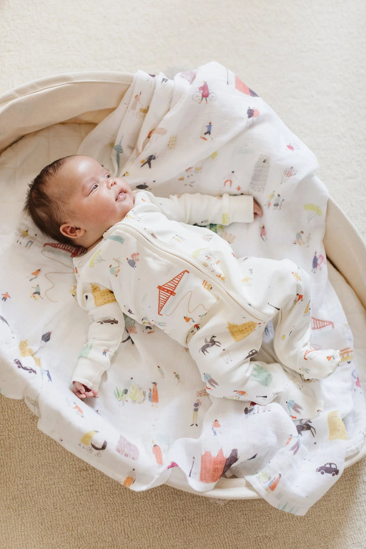 Bébé sur Couverture d'emmaillotage en coton  Découvrir le monde