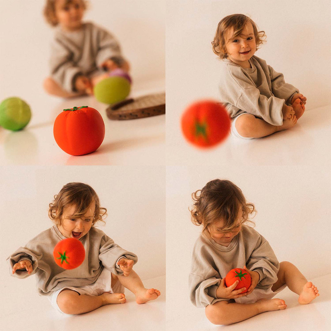 Enfant qui joue avec Ballon pour bébé en caoutchouc en forme de tomate