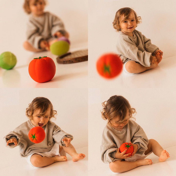 Enfant qui joue avec Ballon pour bébé en caoutchouc en forme de tomate