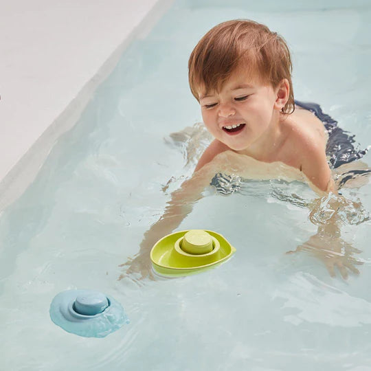 Enfant dans l'eau avec Bateaux convertibles en caoutchouc Plan Toys