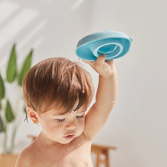 Enfant avec Bateau convertible en caoutchouc bleu pastel Plan Toys
