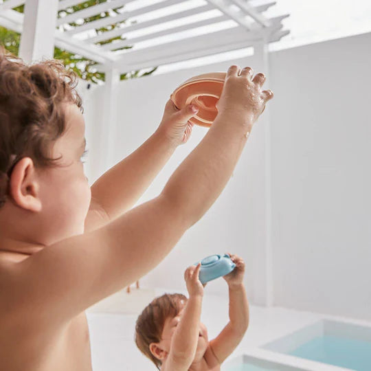 Enfants dans l'eau avec Bateaux convertibles en caoutchouc Plan Toys
