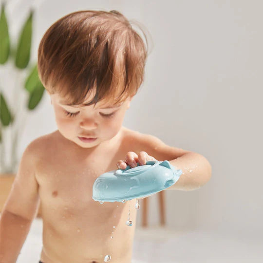 Enfant avec Bateau convertible en caoutchouc bleu pastel Plan Toys