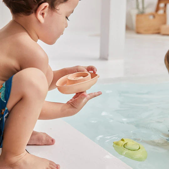 Enfant avec Bateaux convertibles en caoutchouc Plan Toys