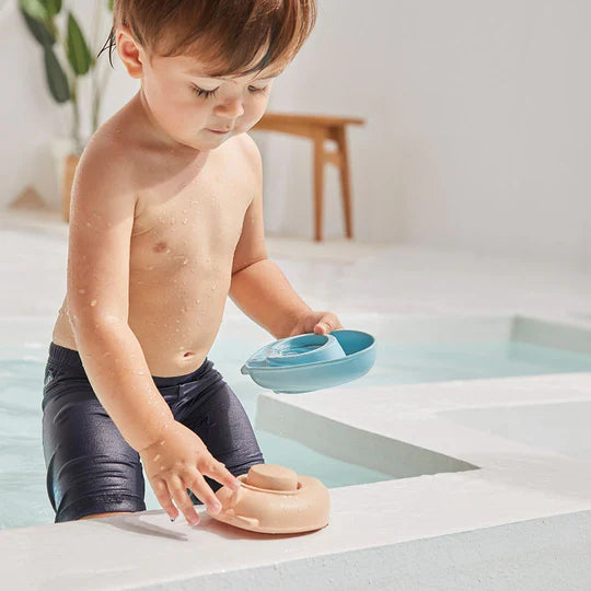 Enfant avec Bateaux convertibles en caoutchouc Plan Toys