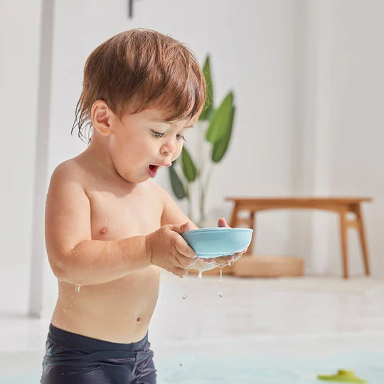 Enfant avec Bateau convertible en caoutchouc bleu pastel Plan Toys
