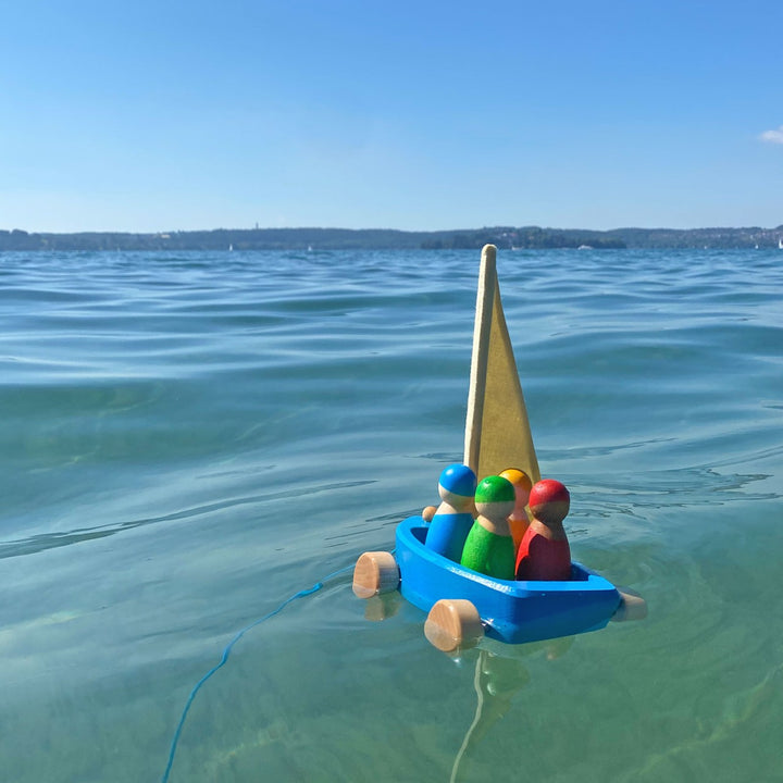 Bateau en bois et 4 marins dans l'eau