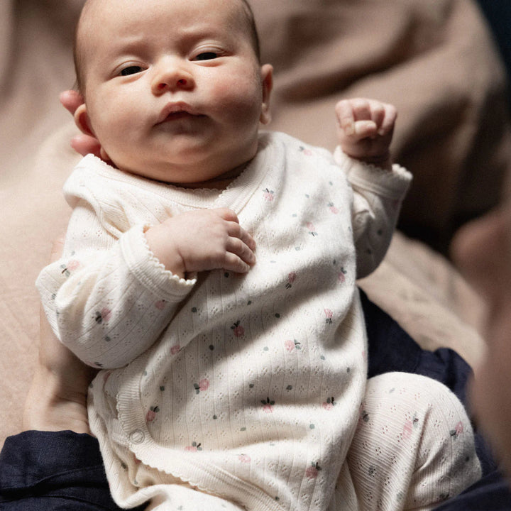 Bébé avec Pyjama kimono pointelle Nature Baby en coton blanc avec imprimé fleurs roses