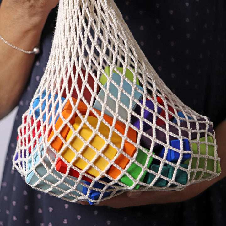 Blocs Grimms en bois géométriques multicolore dans un sac en filet de couleur naturelle