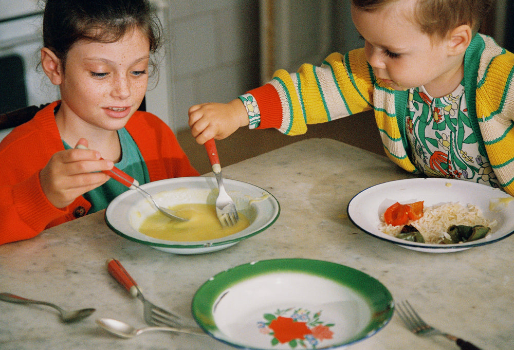 Enfants à table avec vêtement Bobo Choses de la collection Pickles 